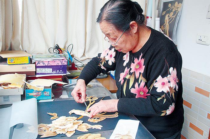 72歲老人的別樣生活:剪紙、做麥秸畫、旅游寫生